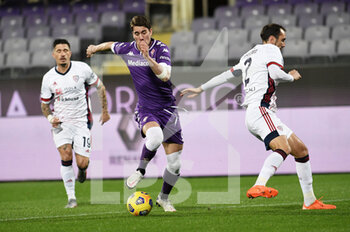 2021-01-10 - Dusan Vlahovic (ACF Fiorentina) in azione contrastato da Diego Godin (Cagliari Calcio) - FIORENTINA VS CAGLIARI - ITALIAN SERIE A - SOCCER
