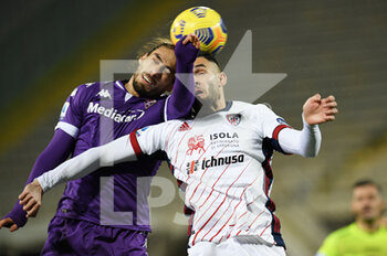 2021-01-10 - Martin Caceres (ACF Fiorentina) in azione contrastato da haralampos Lykogiannis (Cagliari Calcio) - FIORENTINA VS CAGLIARI - ITALIAN SERIE A - SOCCER