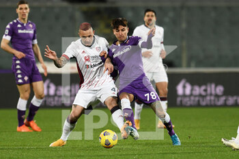 2021-01-10 - Radja Naninggolan (Cagliari Calcio) in azione contrastato da Erick Pulgar (ACF Fiorentina) - FIORENTINA VS CAGLIARI - ITALIAN SERIE A - SOCCER
