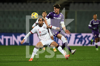 2021-01-10 - Dusan Vlahovic (ACF Fiorentina) in azione contrastato da Diego Godin  (Cagliari Calcio) - FIORENTINA VS CAGLIARI - ITALIAN SERIE A - SOCCER