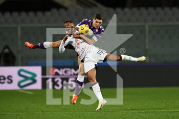 2021-01-10 - Joao Pedro (Cagliari Calcio) in azione contrastato da Nikola Milenkovic (ACF Fiorentina) - FIORENTINA VS CAGLIARI - ITALIAN SERIE A - SOCCER