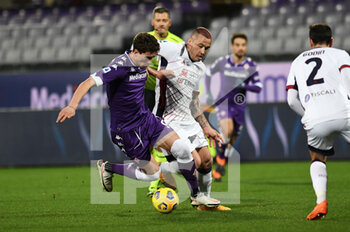 2021-01-10 - Dusan Vlhaovic (ACF Fiorentina) in azione contrastato da Radja Nainggolan (Cagliari Calcio) - FIORENTINA VS CAGLIARI - ITALIAN SERIE A - SOCCER