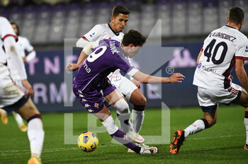2021-01-10 - Dusan Vlahovic (ACF Fiorentina) in azione contrastato da Sebastian Walukiewicz (Cagliari Calcio) - FIORENTINA VS CAGLIARI - ITALIAN SERIE A - SOCCER