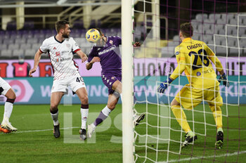 2021-01-10 - German Pezzella (ACF Fiorentina) sfiora il gol con un preciso colpo di testa - FIORENTINA VS CAGLIARI - ITALIAN SERIE A - SOCCER
