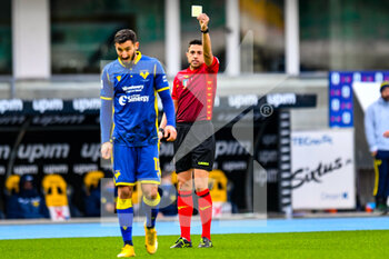 2021-01-10 - Yellow card for Eddie Sacedo (Hellas Verona FC) - HELLAS VERONA VS FC CROTONE - ITALIAN SERIE A - SOCCER