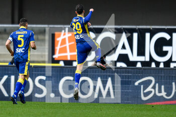 2021-01-10 - Lubomir Tupta (Hellas Verona FC) celebrates after scoring the 1-0 goal - HELLAS VERONA VS FC CROTONE - ITALIAN SERIE A - SOCCER