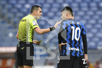 2021-01-10 - ROME, ITALY - January 10 : The referee Marco di Bello (L) of FC International Milan gesture at Lautaro Martinez during the Serie A soccer match between AS Roma and FC International Milan at Stadio Olimpico on January 10,2021 in Rome Italy - AS ROMA VS FC INTERNAZIONALE - ITALIAN SERIE A - SOCCER