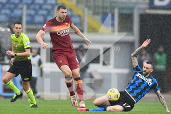 2021-01-10 - ROME, ITALY - January 10 : Edin Dzeko (L) of AS Roma in action against  Marcelo Brozovic (R) of FC International Milan  during the Serie A soccer match between AS Roma and FC International Milan at Stadio Olimpico on January 10,2021 in Rome Italy - AS ROMA VS FC INTERNAZIONALE - ITALIAN SERIE A - SOCCER
