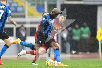 2021-01-10 - ROME, ITALY - January 10 : Romelu Lukaku (L) of FC International Milan in action during the Serie A soccer match between AS Roma and FC International Milan at Stadio Olimpico on January 10,2021 in Rome Italy - AS ROMA VS FC INTERNAZIONALE - ITALIAN SERIE A - SOCCER
