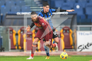 2021-01-10 - ROME, ITALY - January 10 : Lorenzo Pellegrini (L) of AS Roma in action against Alessandro Bastoni (R) of FC International Milan  during the Serie A soccer match between AS Roma and FC International Milan at Stadio Olimpico on January 10,2021 in Rome Italy - AS ROMA VS FC INTERNAZIONALE - ITALIAN SERIE A - SOCCER