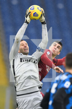 2021-01-10 - ROME, ITALY - January 10 : Samir Handanovic (L) of FC International Milan in action against Gialluca Mancini (R) of AS Roma during the Serie A soccer match between AS Roma and FC International Milan at Stadio Olimpico on January 10,2021 in Rome Italy - AS ROMA VS FC INTERNAZIONALE - ITALIAN SERIE A - SOCCER