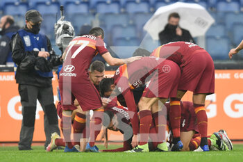 2021-01-10 -  ROME, ITALY - January 10 : Gianluca Mancini of AS Roma celebrates with his team mates after scoring a goal during Italian Serie A soccer match between AS Roma and FC International Milan at Stadio Olimpico on January 10,2021 in Rome Italy - AS ROMA VS FC INTERNAZIONALE - ITALIAN SERIE A - SOCCER