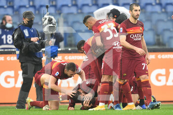 2021-01-10 -  ROME, ITALY - January 10 : Gianluca Mancini of AS Roma celebrates with his team mates after scoring a goal during Italian Serie A soccer match between AS Roma and FC International Milan at Stadio Olimpico on January 10,2021 in Rome Italy - AS ROMA VS FC INTERNAZIONALE - ITALIAN SERIE A - SOCCER