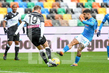 2021-01-10 - Lorenzo Insigne (Napoli) kicks the ball hindered by Jens Stryger Larsen (Udinese) - UDINESE CALCIO VS SSC NAPOLI - ITALIAN SERIE A - SOCCER