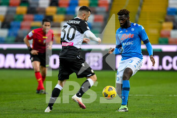 2021-01-10 - Tiemoue Bakayoko (Napoli) in action against Ilija Nestorovski (Udinese) - UDINESE CALCIO VS SSC NAPOLI - ITALIAN SERIE A - SOCCER