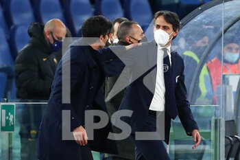 2021-01-15 - Paulo Fonseca, head coach of Roma (L), and Simone Inzaghi, head coach of Lazio, greet each other during the Italian championship Serie A football match between SS Lazio and AS Roma on January 15, 2021 at Stadio Olimpico in Rome, Italy - Photo Federico Proietti / DPPI - SS LAZIO VS AS ROMA - ITALIAN SERIE A - SOCCER