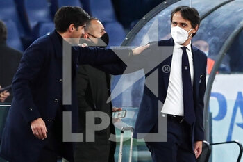 2021-01-15 - Paulo Fonseca, head coach of Roma (L), and Simone Inzaghi, head coach of Lazio, greet each other during the Italian championship Serie A football match between SS Lazio and AS Roma on January 15, 2021 at Stadio Olimpico in Rome, Italy - Photo Federico Proietti / DPPI - SS LAZIO VS AS ROMA - ITALIAN SERIE A - SOCCER