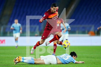 2021-01-15 - Lorenzo Pellegrini of Roma (UP) and Francesco Acerbi of Lazio (D) in action during the Italian championship Serie A football match between SS Lazio and AS Roma on January 15, 2021 at Stadio Olimpico in Rome, Italy - Photo Federico Proietti / DPPI - SS LAZIO VS AS ROMA - ITALIAN SERIE A - SOCCER