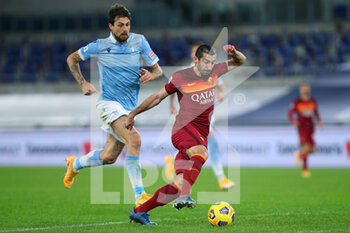 2021-01-15 - Henrikh Mkhitaryan (R) of Roma vies for the ball with Francesco Acerbi of Lazio (L) during the Italian championship Serie A football match between SS Lazio and AS Roma on January 15, 2021 at Stadio Olimpico in Rome, Italy - Photo Federico Proietti / DPPI - SS LAZIO VS AS ROMA - ITALIAN SERIE A - SOCCER