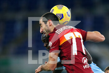 2021-01-15 - Henrikh Mkhitaryan of Romagoes for a header with Felipe Caicedo of Lazio react during the Italian championship Serie A football match between SS Lazio and AS Roma on January 15, 2021 at Stadio Olimpico in Rome, Italy - Photo Federico Proietti / DPPI - SS LAZIO VS AS ROMA - ITALIAN SERIE A - SOCCER