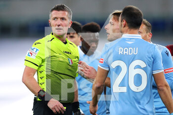 2021-01-15 - The referee Daniele Orsato talks to the players during the Italian championship Serie A football match between SS Lazio and AS Roma on January 15, 2021 at Stadio Olimpico in Rome, Italy - Photo Federico Proietti / DPPI - SS LAZIO VS AS ROMA - ITALIAN SERIE A - SOCCER