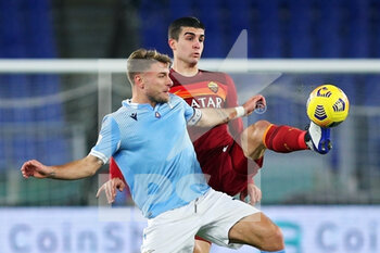 2021-01-15 - Gianluca Mancini of Roma (R) vies for the ball with Ciro Immobile of Lazio (L) during the Italian championship Serie A football match between SS Lazio and AS Roma on January 15, 2021 at Stadio Olimpico in Rome, Italy - Photo Federico Proietti / DPPI - SS LAZIO VS AS ROMA - ITALIAN SERIE A - SOCCER