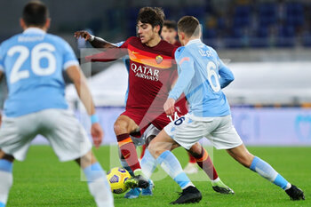 2021-01-15 - Gonzalo Villar of Roma (C) vies for the ball with Lucas Leiva of Lazio (R) during the Italian championship Serie A football match between SS Lazio and AS Roma on January 15, 2021 at Stadio Olimpico in Rome, Italy - Photo Federico Proietti / DPPI - SS LAZIO VS AS ROMA - ITALIAN SERIE A - SOCCER