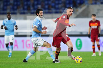 2021-01-15 - Edin Dzeko of Roma (R) vies for the ball with Luis Alberto (L) during the Italian championship Serie A football match between SS Lazio and AS Roma on January 15, 2021 at Stadio Olimpico in Rome, Italy - Photo Federico Proietti / DPPI - SS LAZIO VS AS ROMA - ITALIAN SERIE A - SOCCER