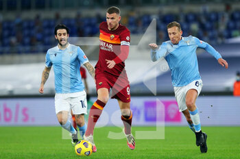 2021-01-15 - Edin Dzeko of Roma (C) vies for the ball with Luis Alberto (L) and Lucas Leiva (R) of Lazio during the Italian championship Serie A football match between SS Lazio and AS Roma on January 15, 2021 at Stadio Olimpico in Rome, Italy - Photo Federico Proietti / DPPI - SS LAZIO VS AS ROMA - ITALIAN SERIE A - SOCCER