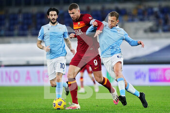 2021-01-15 - Edin Dzeko of Roma (C) vies for the ball with Luis Alberto (L) and Lucas Leiva (R) during the Italian championship Serie A football match between SS Lazio and AS Roma on January 15, 2021 at Stadio Olimpico in Rome, Italy - Photo Federico Proietti / DPPI - SS LAZIO VS AS ROMA - ITALIAN SERIE A - SOCCER