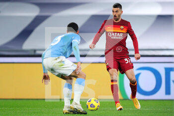 2021-01-15 - Leonardo Spinazzola of Roma (R) in action during the Italian championship Serie A football match between SS Lazio and AS Roma on January 15, 2021 at Stadio Olimpico in Rome, Italy - Photo Federico Proietti / DPPI - SS LAZIO VS AS ROMA - ITALIAN SERIE A - SOCCER