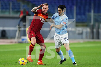 2021-01-15 - Rick Karsdorp of Roma (L) vies for the ball with Luis Alberto of Lazio during the Italian championship Serie A football match between SS Lazio and AS Roma on January 15, 2021 at Stadio Olimpico in Rome, Italy - Photo Federico Proietti / DPPI - SS LAZIO VS AS ROMA - ITALIAN SERIE A - SOCCER