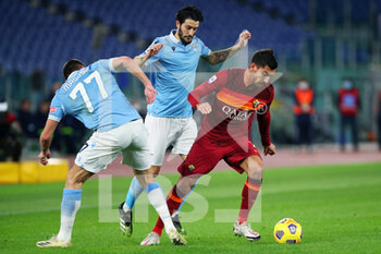 2021-01-15 - Lorenzo Pellegrini of Roma (R) vies for the ball with Luis Alberto (C) and Adam Marusic (L) of Lazio during the Italian championship Serie A football match between SS Lazio and AS Roma on January 15, 2021 at Stadio Olimpico in Rome, Italy - Photo Federico Proietti / DPPI - SS LAZIO VS AS ROMA - ITALIAN SERIE A - SOCCER