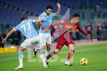 2021-01-15 - Lorenzo Pellegrini of Roma (R) vies for the ball with Luis Alberto (C) and Adam Marusic (L) of Lazio during the Italian championship Serie A football match between SS Lazio and AS Roma on January 15, 2021 at Stadio Olimpico in Rome, Italy - Photo Federico Proietti / DPPI - SS LAZIO VS AS ROMA - ITALIAN SERIE A - SOCCER