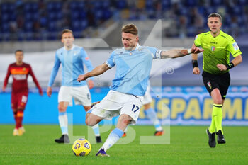 2021-01-15 - Ciro Immobile of Lazio kicks the ball during the Italian championship Serie A football match between SS Lazio and AS Roma on January 15, 2021 at Stadio Olimpico in Rome, Italy - Photo Federico Proietti / DPPI - SS LAZIO VS AS ROMA - ITALIAN SERIE A - SOCCER