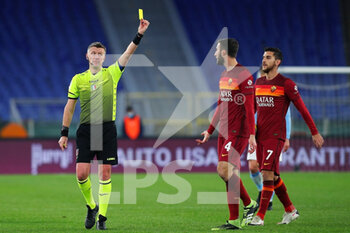 2021-01-15 - The referee Daniele Orsato (L) shows yellow card to Bryan Cristante of Roma (C) during the Italian championship Serie A football match between SS Lazio and AS Roma on January 15, 2021 at Stadio Olimpico in Rome, Italy - Photo Federico Proietti / DPPI - SS LAZIO VS AS ROMA - ITALIAN SERIE A - SOCCER