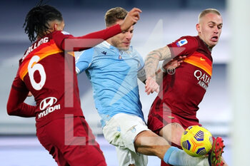 2021-01-15 - Ciro Immobile of Lazio (C) fights for the ball with Chris Smalling (L) and Rick Karsdorp (R) of Roma during the Italian championship Serie A football match between SS Lazio and AS Roma on January 15, 2021 at Stadio Olimpico in Rome, Italy - Photo Federico Proietti / DPPI - SS LAZIO VS AS ROMA - ITALIAN SERIE A - SOCCER