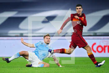 2021-01-15 - Ciro Immobile of Lazio (L) in action with Gianluca Mancini of Roma during the Italian championship Serie A football match between SS Lazio and AS Roma on January 15, 2021 at Stadio Olimpico in Rome, Italy - Photo Federico Proietti / DPPI - SS LAZIO VS AS ROMA - ITALIAN SERIE A - SOCCER