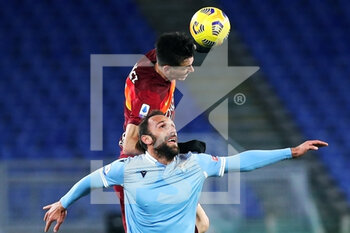 2021-01-15 - Roger Ibanez of Roma (UP) goes for a header with Vedat Muriqi of Lazio during the Italian championship Serie A football match between SS Lazio and AS Roma on January 15, 2021 at Stadio Olimpico in Rome, Italy - Photo Federico Proietti / DPPI - SS LAZIO VS AS ROMA - ITALIAN SERIE A - SOCCER