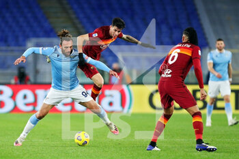 2021-01-15 - Roger Ibanez of Roma (R) fights for the ball with Vedat Muriqi of Lazio during the Italian championship Serie A football match between SS Lazio and AS Roma on January 15, 2021 at Stadio Olimpico in Rome, Italy - Photo Federico Proietti / DPPI - SS LAZIO VS AS ROMA - ITALIAN SERIE A - SOCCER