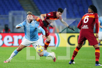 2021-01-15 - Roger Ibanez of Roma (R) fights for the ball with Vedat Muriqi of Lazio during the Italian championship Serie A football match between SS Lazio and AS Roma on January 15, 2021 at Stadio Olimpico in Rome, Italy - Photo Federico Proietti / DPPI - SS LAZIO VS AS ROMA - ITALIAN SERIE A - SOCCER