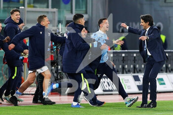 2021-01-15 - Simone Inzaghi, head coach of Lazio, celebrates with the players at the end of the Italian championship Serie A football match between SS Lazio and AS Roma on January 15, 2021 at Stadio Olimpico in Rome, Italy - Photo Federico Proietti / DPPI - SS LAZIO VS AS ROMA - ITALIAN SERIE A - SOCCER
