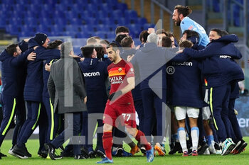2021-01-15 - Players of Lazio celebrate with the head coach Simone Inzaghi at the end of the Italian championship Serie A football match between SS Lazio and AS Roma on January 15, 2021 at Stadio Olimpico in Rome, Italy - Photo Federico Proietti / DPPI - SS LAZIO VS AS ROMA - ITALIAN SERIE A - SOCCER