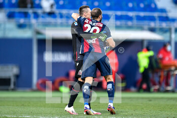 2021-01-16 - Lukasz Skorupski (Bologna FC) and Lorenzo De Silvestri (Bologna FC) celebrate the victory - BOLOGNA VS HELLAS VERONA - ITALIAN SERIE A - SOCCER