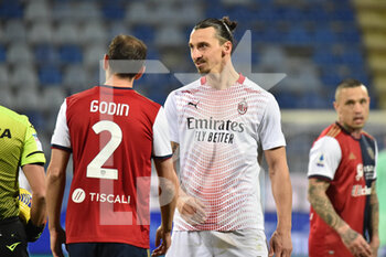 2021-01-18 - Zlatan Ibrahimovic of AC Milan, Diego Godin of Cagliari Calcio - CAGLIARI VS MILAN - ITALIAN SERIE A - SOCCER