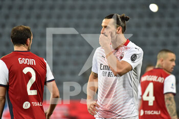 2021-01-18 - Zlatan Ibrahimovic of AC Milan, Diego Godin of Cagliari Calcio - CAGLIARI VS MILAN - ITALIAN SERIE A - SOCCER