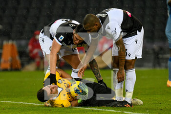 2021-01-20 - Juan Musso (Udinese) injuried assisted by Kevin Bonifazi (Udinese) and Caetano de Souza Samir (Udinese) - UDINESE CALCIO VS ATALANTA BC - ITALIAN SERIE A - SOCCER