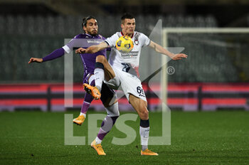 2021-01-23 - Arkadiusz Reca of FC Crotone in action against Martin Caceres of ACF Fiorentina - ACF FIORENTINA VS FC CROTONE - ITALIAN SERIE A - SOCCER