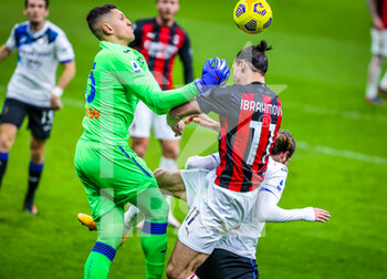 2021-01-23 - Zlatan Ibrahimovic of AC Milan fights for the ball against Pierluigi Gollini of Atalanta BC - AC MILAN VS ATALANTA BC - ITALIAN SERIE A - SOCCER
