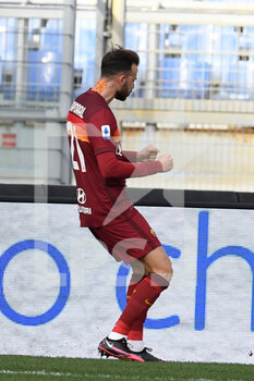 2021-01-23 -  ROME, ITALY - January 23 : Borja Mayoral (21 ) of AS Roma celebrates with his team mates after scoring a goal during Italian Serie A soccer match between AS Roma and Spezia n at Stadio Olimpico on January 23,2021 in Rome Italy - AS ROMA VS SPEZIA CALCIO - ITALIAN SERIE A - SOCCER